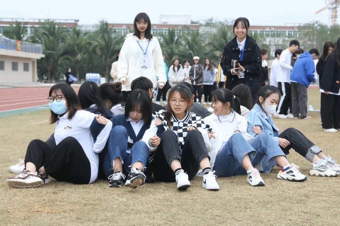聚集两会24913.png